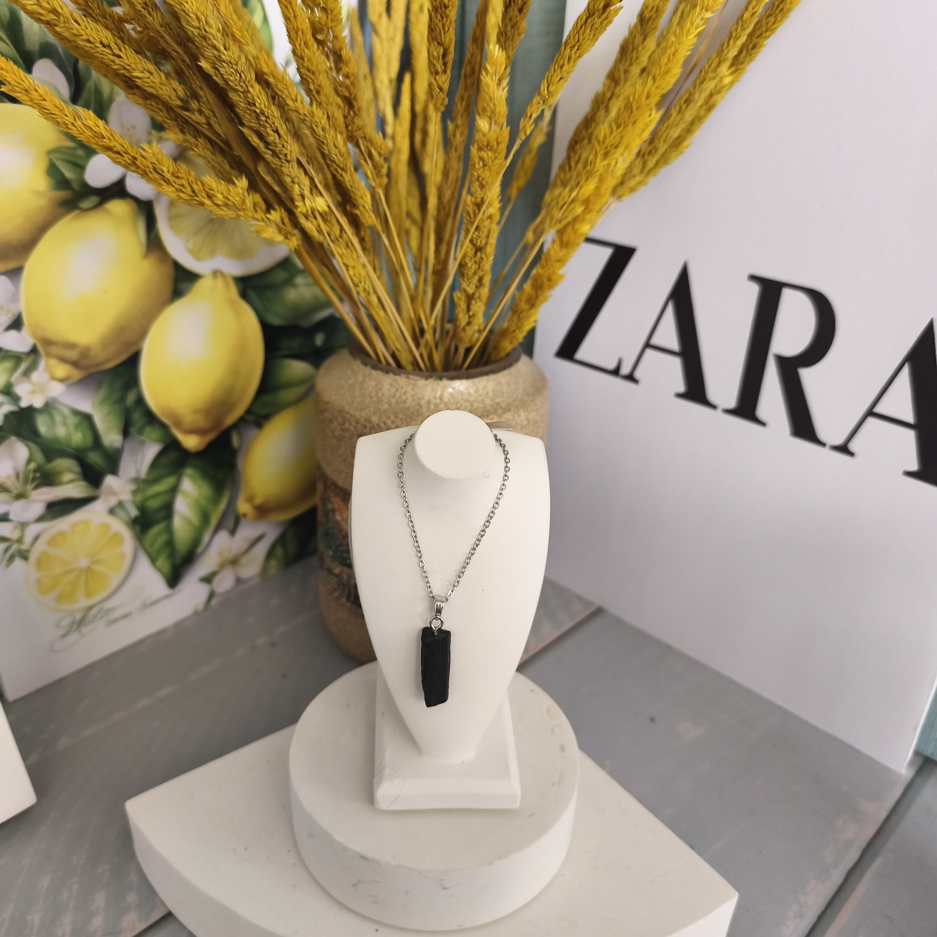 گردنبند سنگ تورمالین سیاه تراش نخورده برزیلی 3.36گرم اصل معدنی با زنجیر استیل