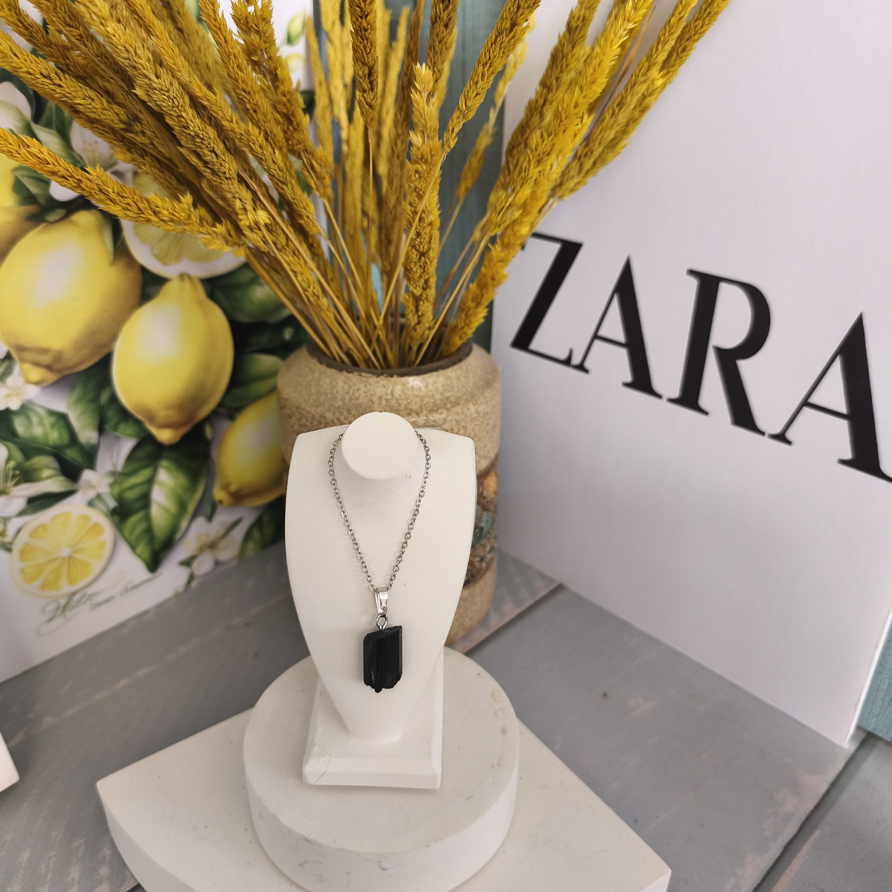 گردنبند سنگ تورمالین سیاه تراش نخورده برزیلی 4.85گرم اصل معدنی با زنجیر استیل