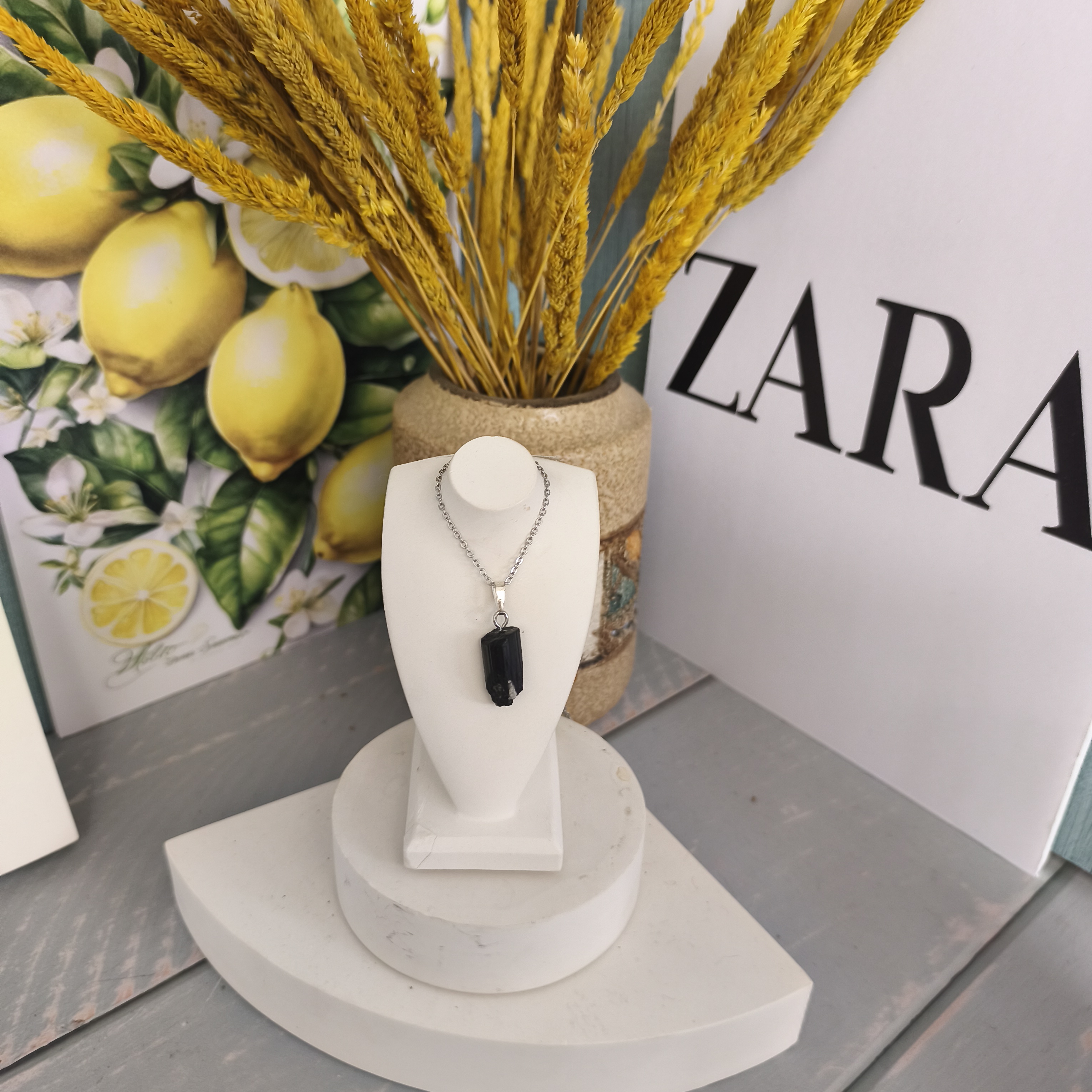 گردنبند سنگ تورمالین سیاه تراش نخورده برزیلی ۴.42گرم اصل معدنی با زنجیر استیل