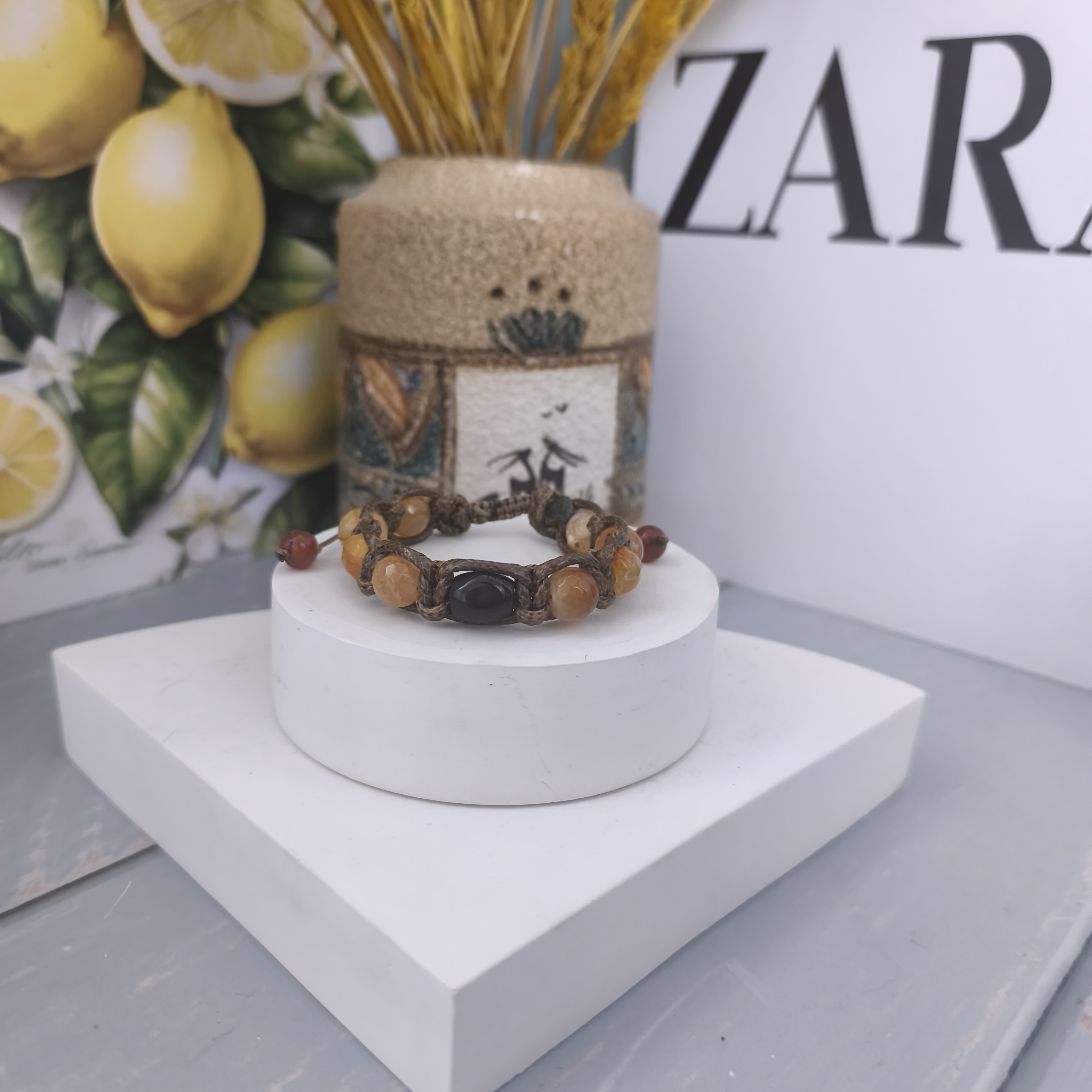 دستبند سنگ عقیق قهوه ای و نارنجی۱۰میل تراش جواهری اصل نعدنی با بافت چرم و گره گشویی