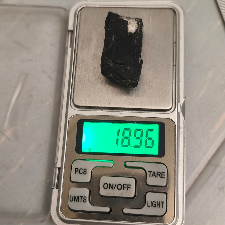 سنگ تورمالین تراش نخورده برزیل۱8.96گرم راف شورل اصل معدنی