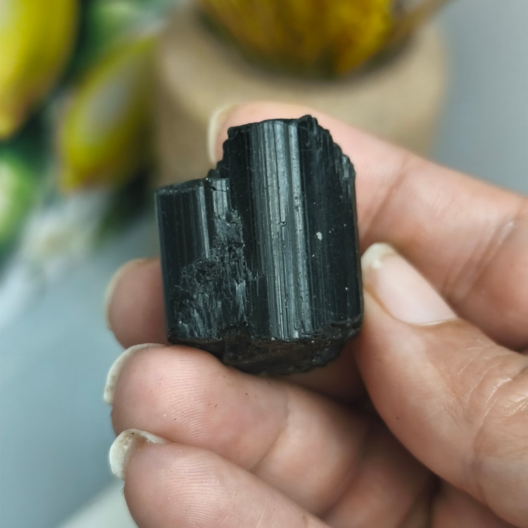 سنگ تورمالین تراش نخورده برزیل25.73گرم راف شورل اصل معدنی