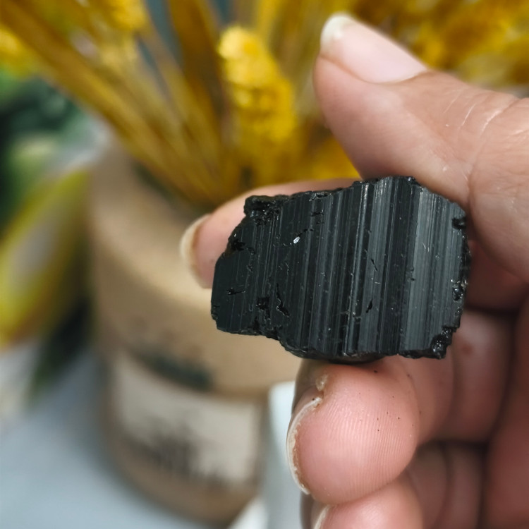 سنگ تورمالین سیاه برزیل تراش نخورده ۱8.89گرم اصل معدنی راف شورل