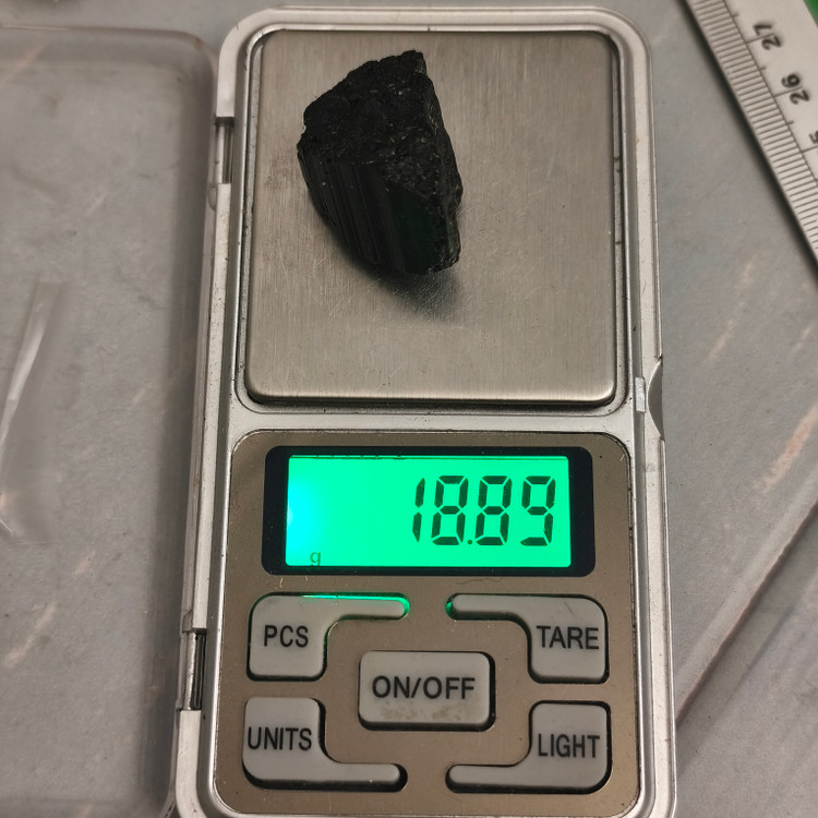 سنگ تورمالین سیاه برزیل تراش نخورده ۱8.89گرم اصل معدنی راف شورل