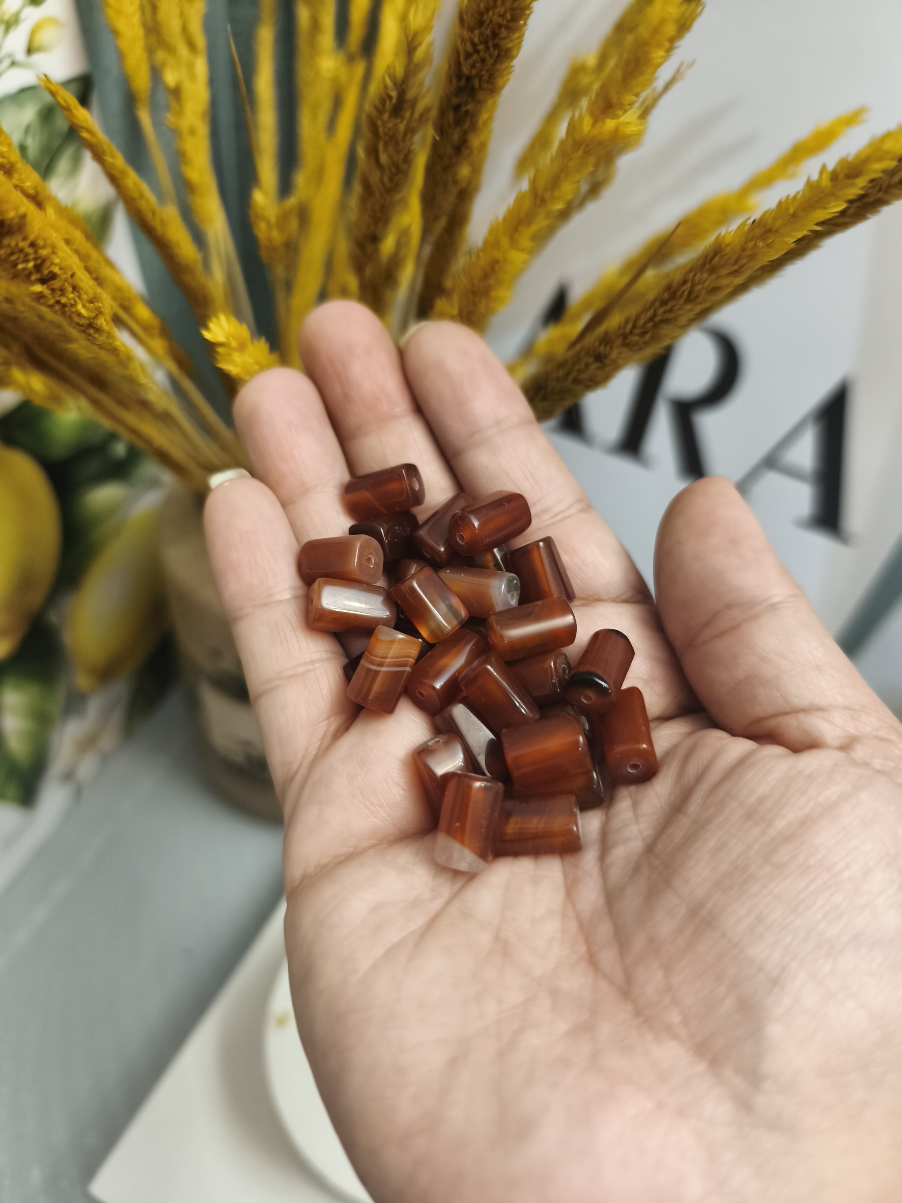 مهره عقیق قرمز استوانه ای سنگ اصل طبیعی دو طرف سوراخ دار میانکار