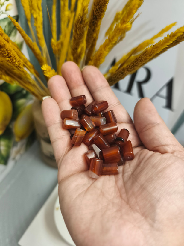 مهره عقیق قرمز استوانه ای سنگ اصل طبیعی دو طرف سوراخ دار میانکار
