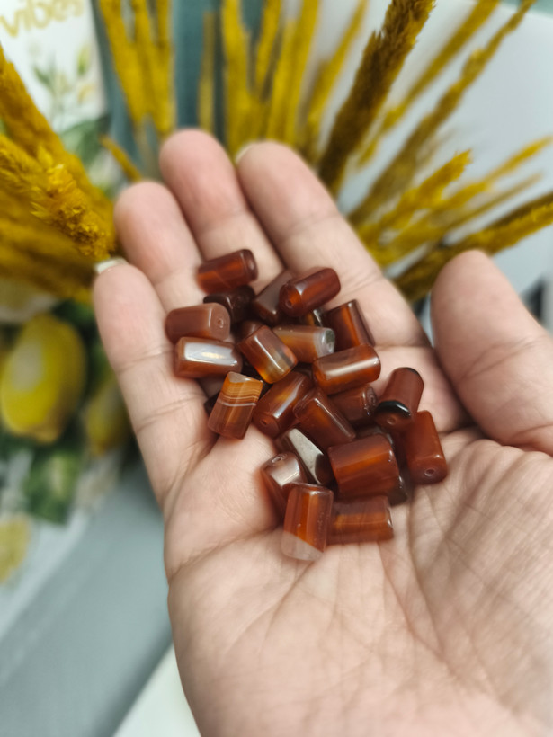 مهره عقیق قرمز استوانه ای سنگ اصل طبیعی دو طرف سوراخ دار میانکار